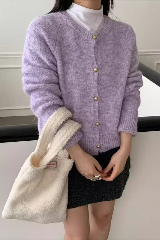 Lockerer, weicher, einfarbiger Strickcardigan im sanften Stil