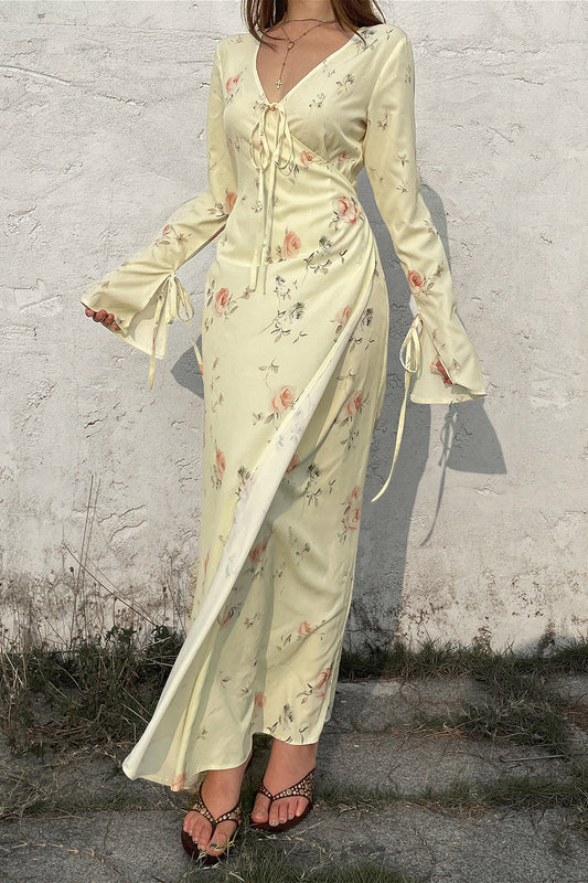 Süßes Maxikleid mit V-Ausschnitt, ausgestellten Ärmeln, Wickeloptik und Bindeband, schmal geschnitten, mit Blumenmuster