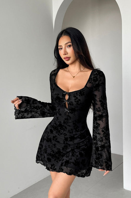 Minikleid mit langen Ärmeln, beflockt mit Blumenmuster, Cut-out und Schleife, mit Beflockung