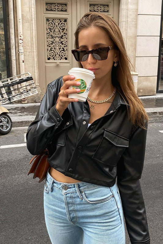 Trendiger kurzer Kunstledermantel