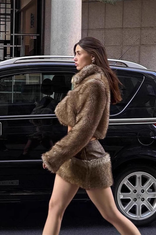 Zweiteiliges Set aus flauschigem Retro-Crop-Top und Rock aus Fuchsfell