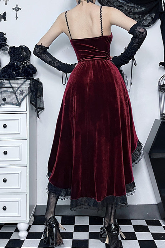 Tailliertes Gothic-Kleid mit Schleppe