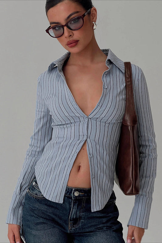 Figurbetonte, gestreifte Bluse mit Kragen, Knöpfen und langen Ärmeln