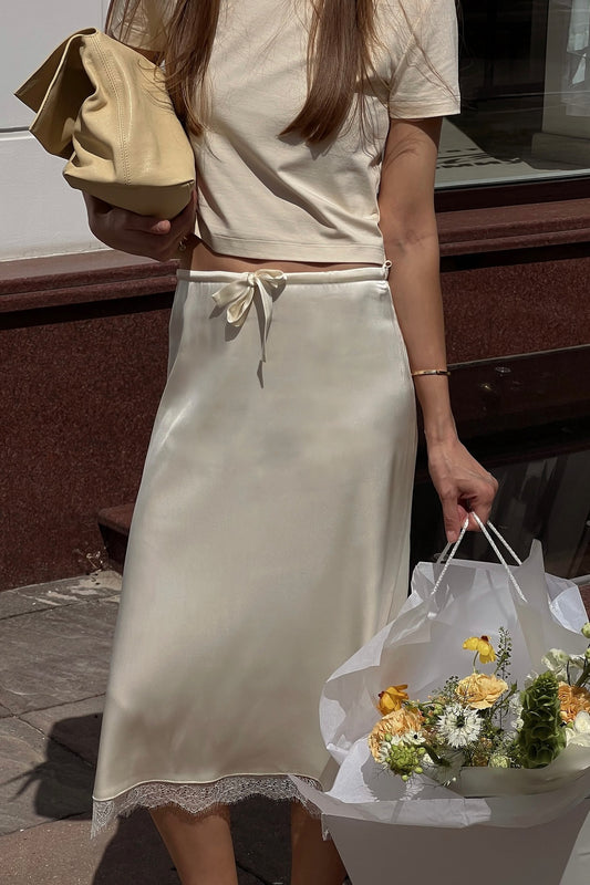 Midirock mit Spitzenbesatz und Bindeband