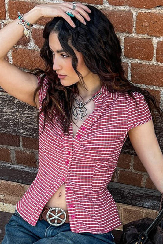 Elegante, schmal geschnittene Bluse mit Karomuster, Knopfleiste und Kragen