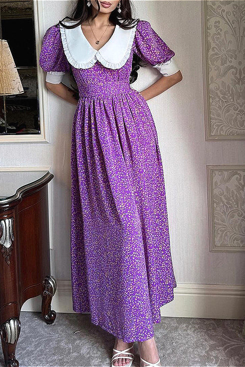 Lila Babydoll-Kleid mit Bindegürtel, kurzen Ärmeln und Blumenmuster