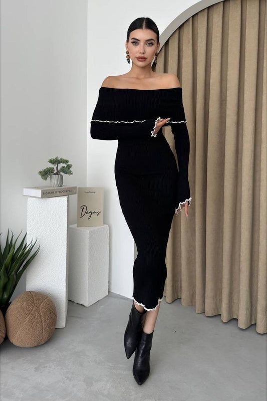 Geripptes, schulterfreies Strickkleid mit Farbblockmuster