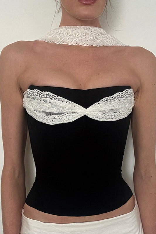 Schmal geschnittenes Tanktop mit Spitzeneinsatz