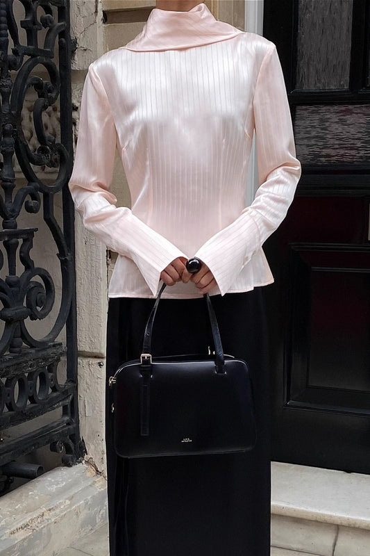 Schmale Bluse mit gestreiftem Satin-Rollkragen und Bindegürtel