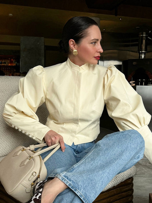 Bluse mit Stehkragen und Puffärmeln