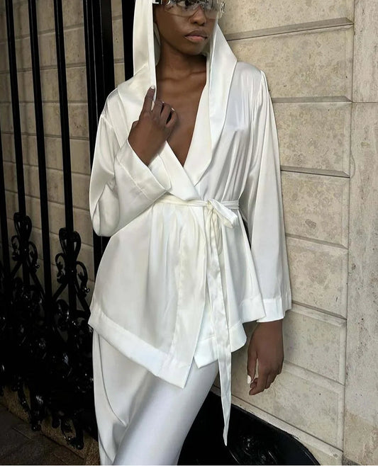 Weißer Satin-Kapuzenrock mit schmalem Rock fürs Büro, zweiteilig