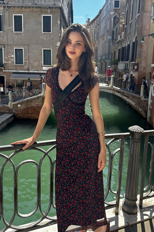 Schwarzes, figurbetontes Kleid mit Rosenmuster und V-Ausschnitt, schmal geschnitten, mit Blumenmuster