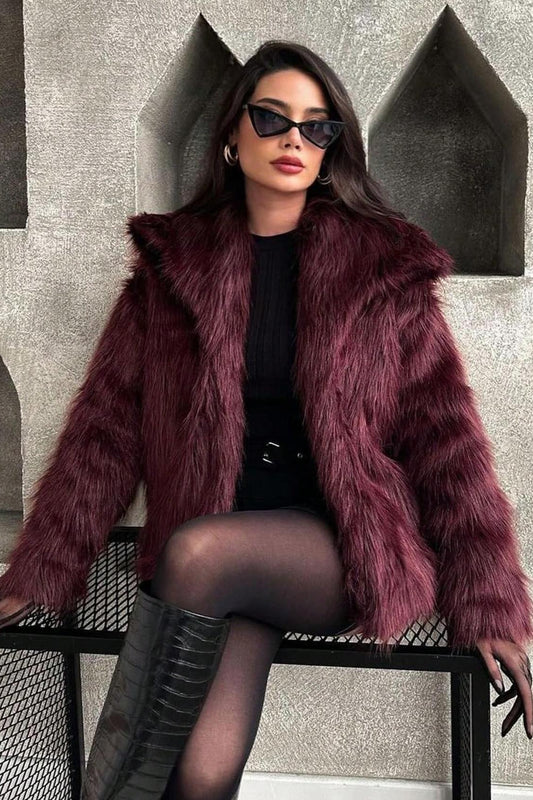 Plüschmantel aus einfarbigem Kunstfell mit warmem Reverskragen