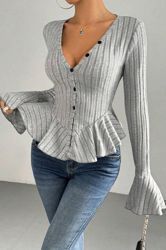 Volantbesetztes, figurbetontes Stricktop mit V-Ausschnitt
