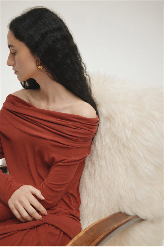 Schulterfreier, taillierter Strickpullover aus Tencel