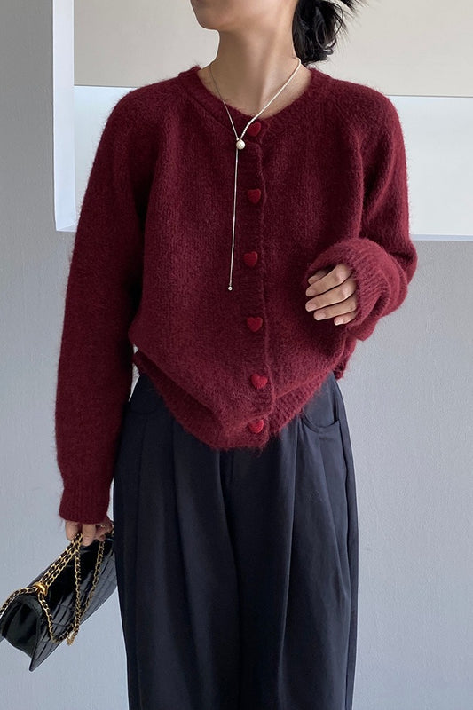 Oversize-Strickjacke mit Herzknopf und Rundhalsausschnitt