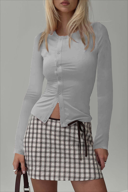 Taillierter Strickpullover mit Rundhalsausschnitt und Knöpfen