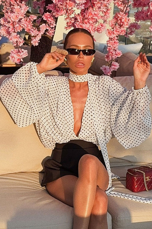 Schicke Bluse mit lockerem Bindeband und Punkten