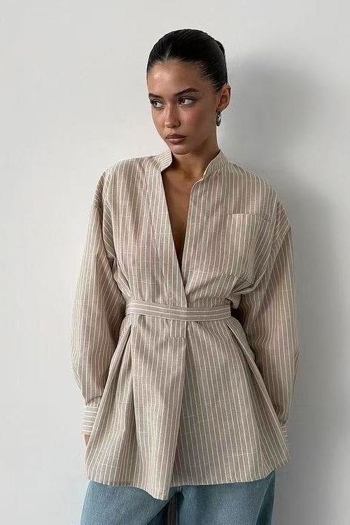 Gestreifte Bluse mit V-Ausschnitt, asymmetrischem Bindegürtel und langen Ärmeln