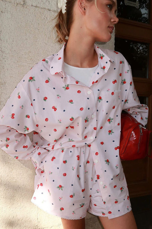 Rosafarbenes, zweiteiliges Set mit Hemd und Shorts mit Spitzenbesatz