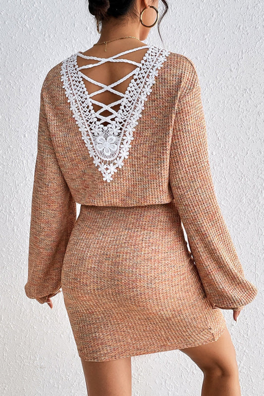Rückenfreies Strickkleid mit langen Ärmeln