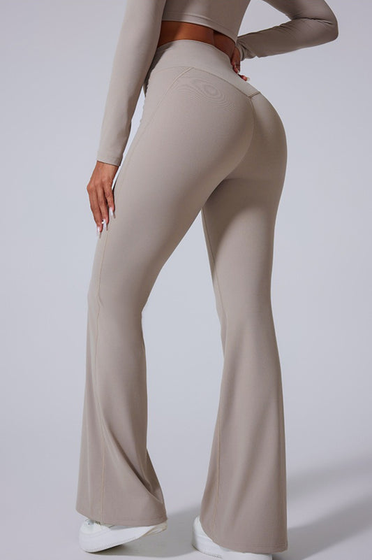 Leggings mit V-förmigem Bund und formen den Po beim Workout.