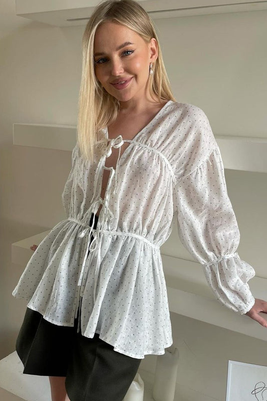 Locker sitzendes, langärmliges Crop-Top mit V-Ausschnitt und Schleife