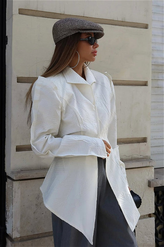 Bluse mit Kragen, Bindegürtel und Schlitz