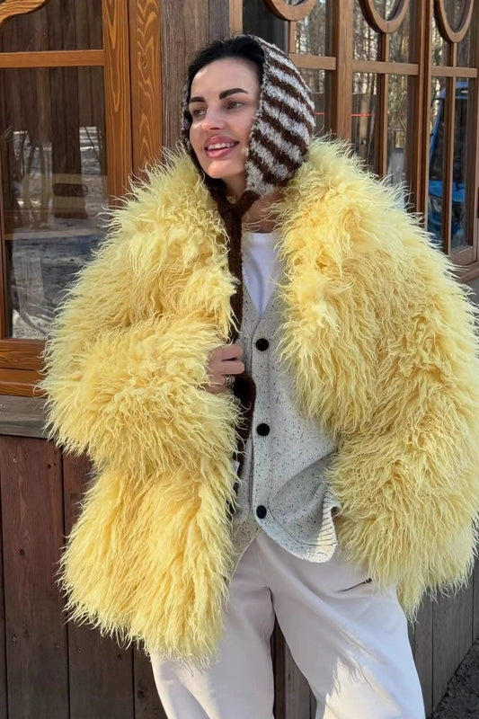 Plüschiger, dicker, warmer und lockerer Mantel aus Kunstfell.