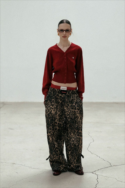 Rote Strickjacke mit V-Ausschnitt