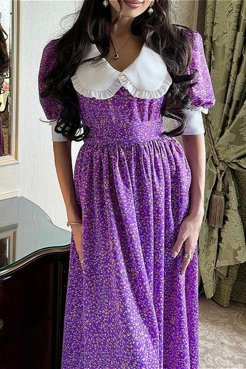 Lila Babydoll-Kleid mit Bindegürtel, kurzen Ärmeln und Blumenmuster