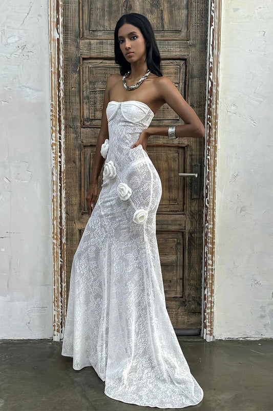 Trägerloses Maxikleid aus transparenter Spitze mit 3D-Blumenschleppe