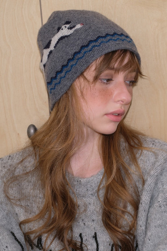 Weiche Strickmütze aus reiner Wolle mit Katzenmuster und Farbblock-Design.