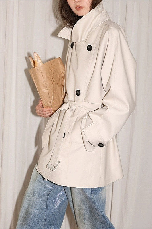 Klassischer kurzer Trenchcoat aus Twill mit 3D-Silhouette und Kragen.
