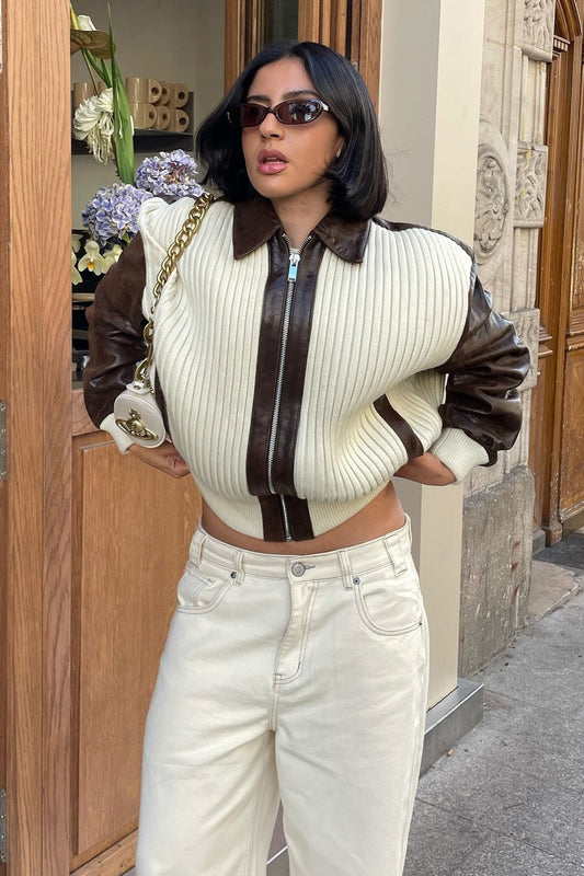 Langärmlige Strick- und Lederjacke