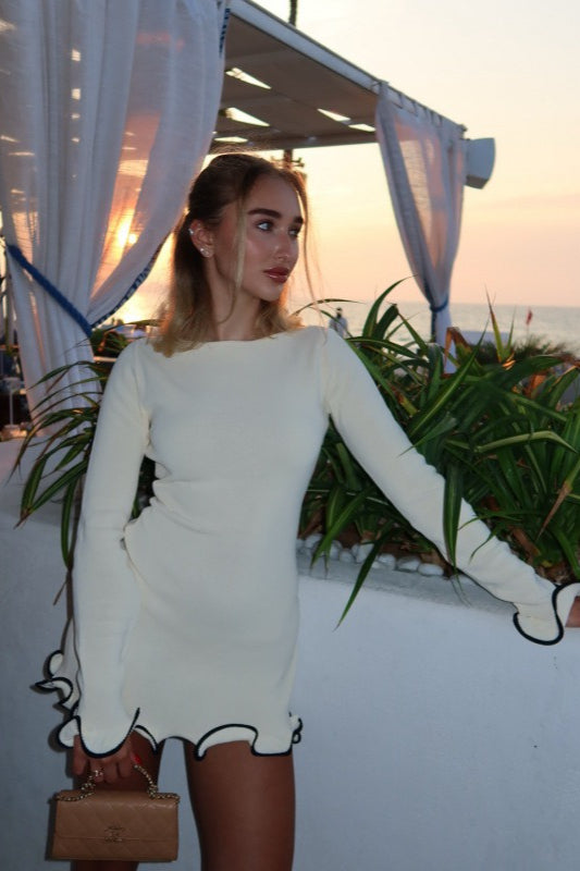 Einfarbiges, langärmeliges Strickkleid mit Rundhalsausschnitt und Rüschen an der Taille