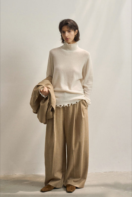 Strickpullover mit hohem Kragen und Fransen