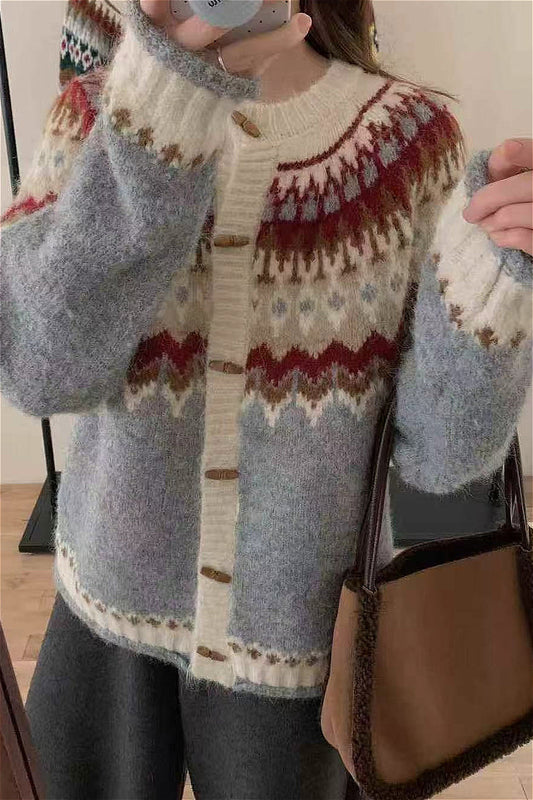 Rundhals-Strickjacke mit Fair-Isle-Muster und Hornknöpfen