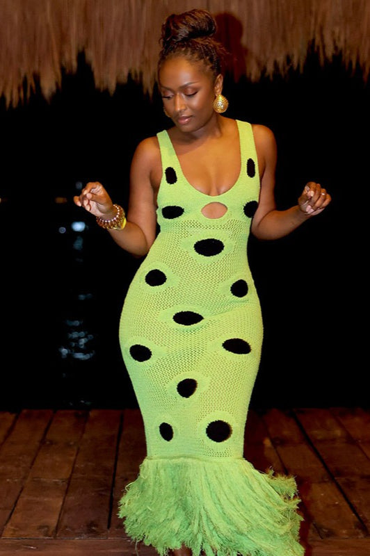 Ärmelloses, figurbetontes Maxikleid aus Strick mit Punkten und Fransen