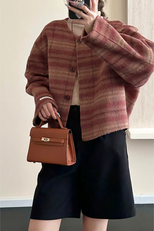 Karierter, einreihiger Wollobermantel mit Rundhalsausschnitt und überschnittenen Schultern