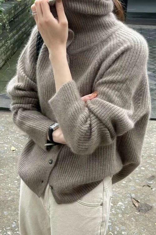 Retro-Strickjacke mit strukturiertem Rippstrickmuster, schmaler Passform, einreihiger Knopfleiste und lockerem Schnitt.