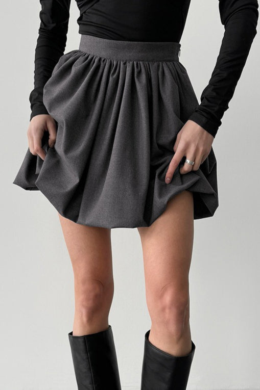Vielseitiger Minirock mit hohem Bund und voluminösem Saum