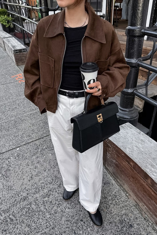 Locker geschnittene braune Wildlederjacke