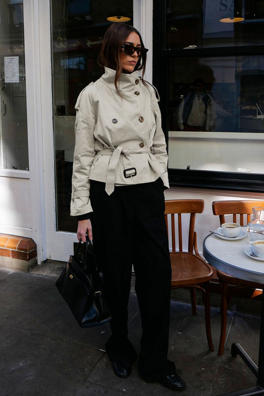 Kurze Jacke mit Stehkragen und Gürtel