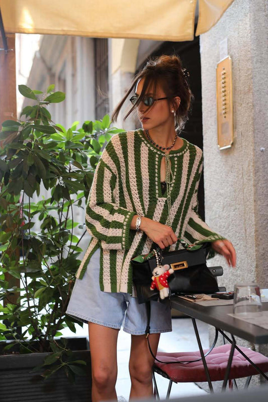 Grün-weiß gestreifter Strickpullover mit Bindegürtel