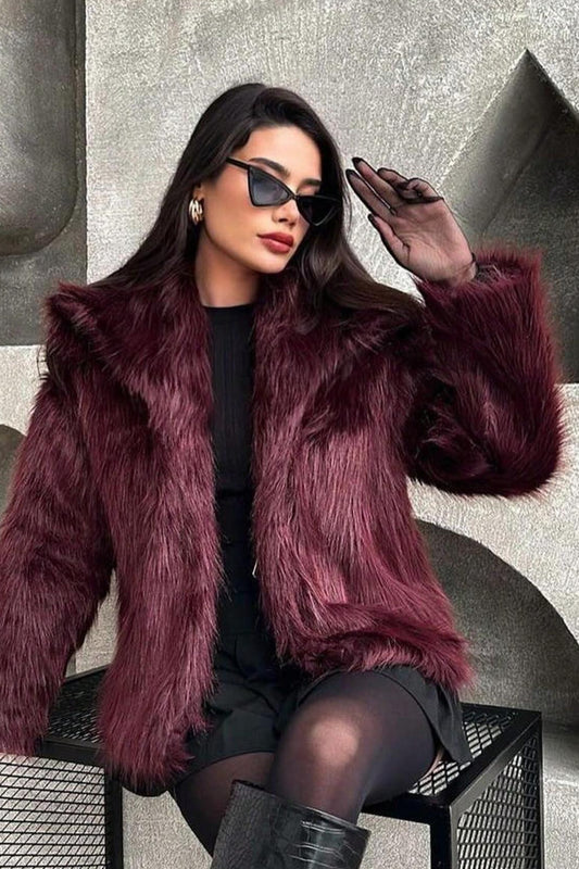 Plüschmantel aus einfarbigem Kunstfell mit warmem Reverskragen