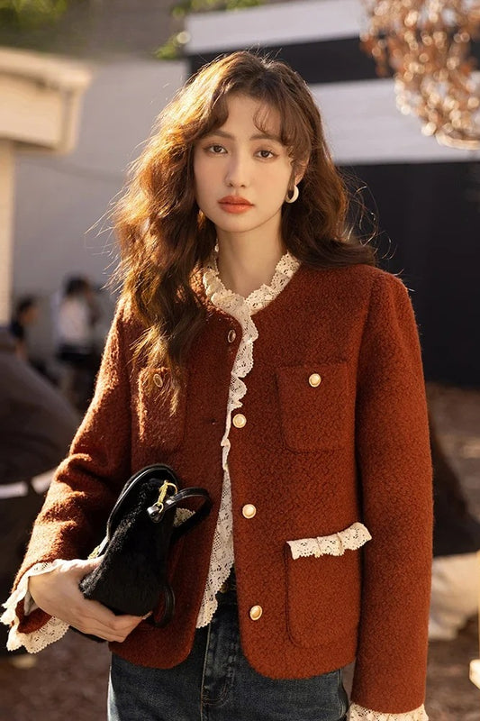 Retro-Wolloberbekleidung mit Spitzeneinsätzen