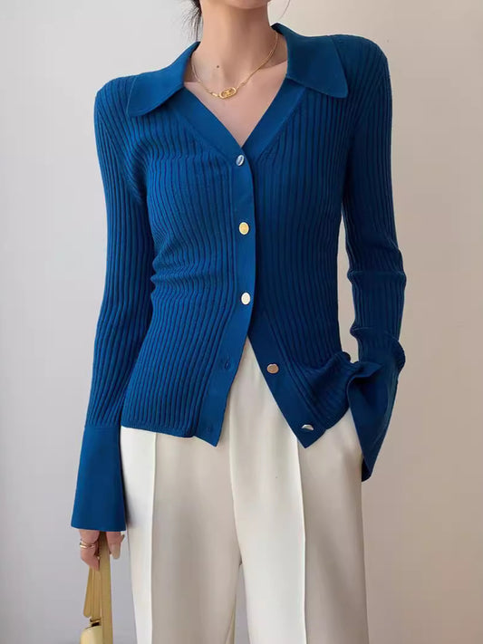 Blaue Strickjacke mit V-Ausschnitt
