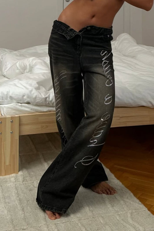 Gerade Jeans mit Strass-Buchstaben und Waschung