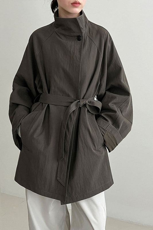 Britischer Trenchcoat mit Stehkragen und Gürtel, mittellang